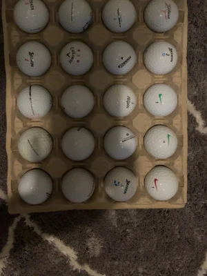 Blandade golfbollar i kartong - Säljer ett set med blandade golfbollar från märken som Nike, Srixon, Pinnacle, Callaway och Wilson. Bollarna är vita och levereras i en praktisk kartong för enkel förvaring och transport. Perfekt för dig som vill fylla på golfbolls-förrådet.