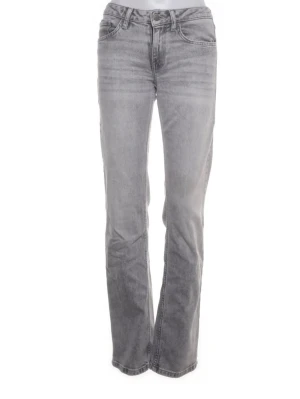 Grå bootcut jeans med fem fickor - Snygga grå bootcut jeans med klassisk femficksdesign och dragkedja med knapp. Jeansen har en lätt tvättad look och raka ben som slutar i en diskret utsvängning. Perfekta för dig som gillar en avslappnad och trendig stil.