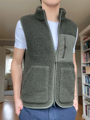 A Day’s March fleeceväst – strl S (nyskick) - Säljer en grön fleeceväst från A Day’s March i storlek S. Väldigt fint skick, knappt använd. Perfekt som lager på hösten/våren.  Nypris: ca 1000–1500 kr Pris: 600 kr (kan diskuteras vid snabb affär)