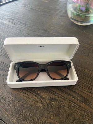 CHIMI solglasögon - Sååå fina solglasögon från chili i modell 07 brun, knappt använda och fodral ingår 🩷