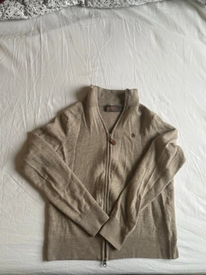 Merinoull zip cardigan Morris - Tröjan har krympt lite och passar mer XS-XXS Inga fläckar eller hål Längd: 55cm, Bredd: 45cm  Skriv vid funderingar Pris kan diskuteras vid snabb affär