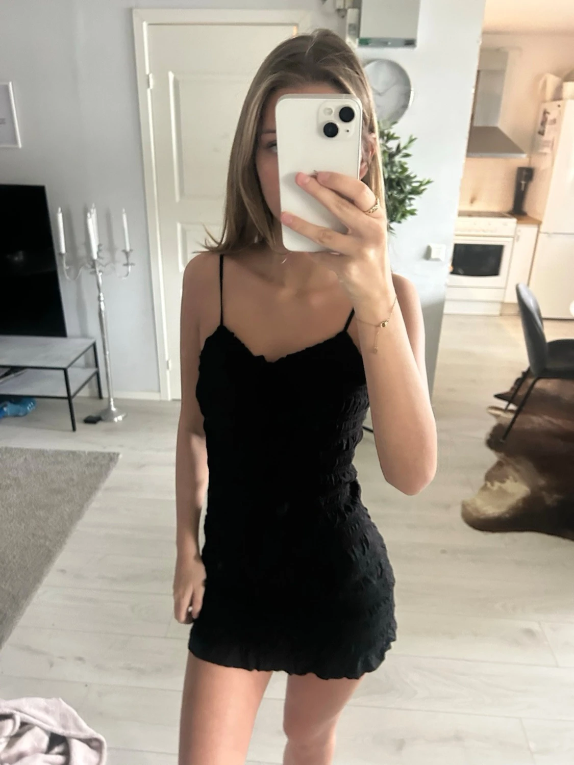 Svart kort klänning med smala axelband - 3