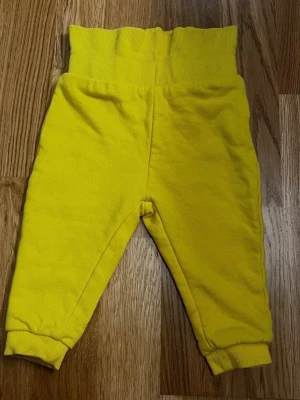 Gula barn / baby byxor från Lupilu - Storlek 62/68 - Ett par babybyxor i fin gul färg från Lupilu! Perfekta till vardags – sköna för barnet att röra sig i och enkla att matcha med andra plagg! Storlek: 62/68 (2–6 månader) Säljs i mycket bra skick! Kommer från djur- och rökfritt hem! Kika gärna in på mina andra annonser, jag säljer flera barnplagg just nu! Hör av dig vid frågor eller intresse!