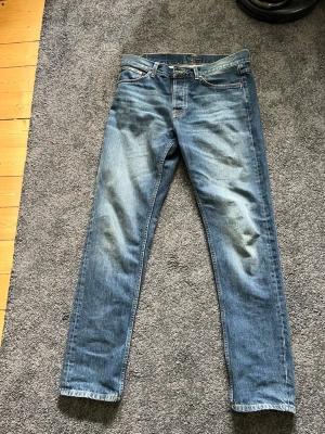 Nudie Jeans - Säljer ett par klassiska blå jeans från Nudie Jeans. Knappt använda och är i topp skick! 