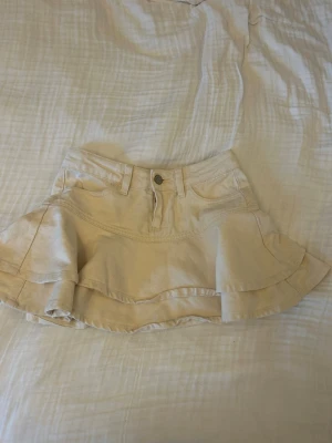 Vit jeanskjol volang  - Lågmidjad jeanskjol med volang. Super trendig!!❤️❤️❤️