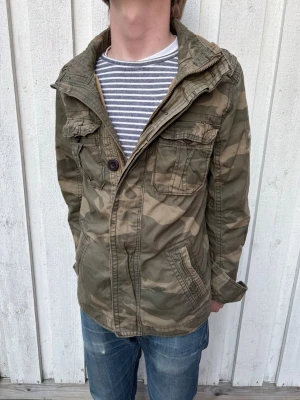 *Camo* Abercrombie & Fitch Fieldjacket - En mycket trevlig fieldjacket från Abercrombie & Fitch i ett extremt snyggt mönster i form av camo! Hör av dig vid frågor! 