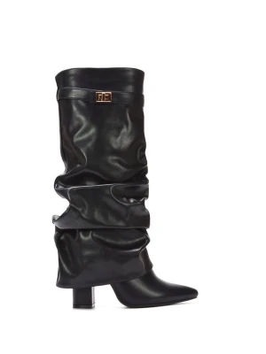 Svarta slouchy stövlar med klack - Snygga svarta stövlar i slouchy modell med bred skaft och markerad gulddetalj upptill. Tillverkade i glansigt skinnliknande material och har en stabil blockklack samt spetsig tå. Perfekta för att lyfta din outfit med en trendig touch.