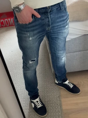 Sällsynta Slim jeans slitingar Jack & Jones - Tja! Säljer dessa riktigt snygga från Jack & Jones | W29 L30 | Dom går inte att köpa längre så riktigt limiterade! Jag på bilden är 183 | Hör av er vid minsta lilla fundering🙌