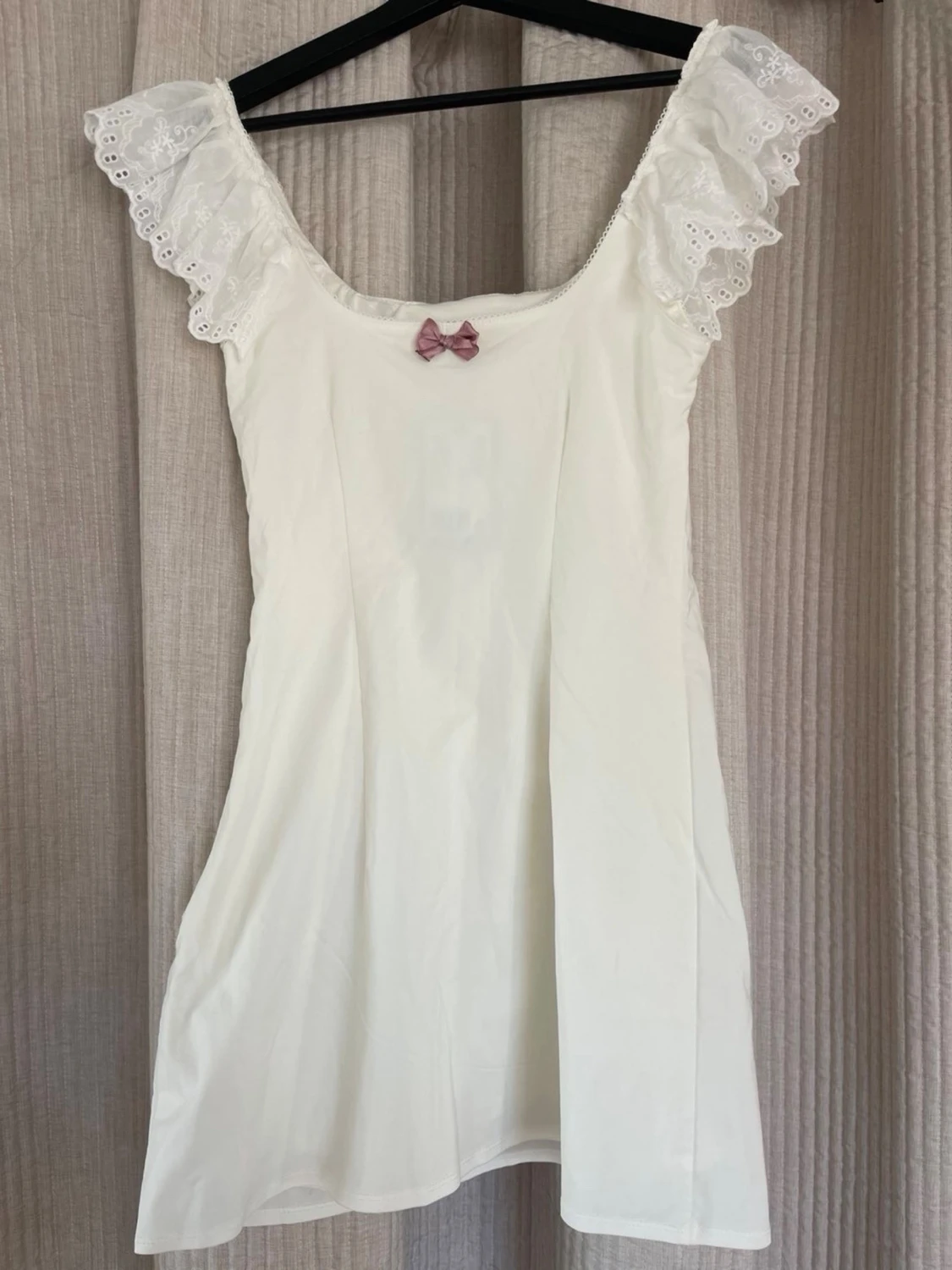 Vit kort klänning med spetsvolang - 1