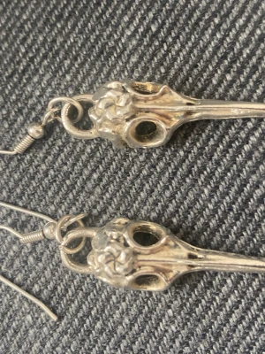 Silvriga örhängen med dödskalleform - Unika och coola dödskalleörhängen i silver! Skriv för fler bilder❤️