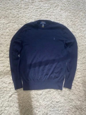 Mörkblå Merino tröja från Ralph lauren  - Skick 8/10, Inga tydliga defekter| Storlek L 14-16 vilket passar 155-165cm| Gåva ingår vid köp!