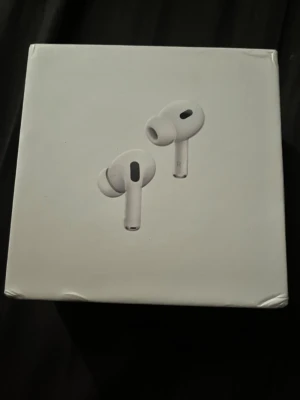 Apple AirPods Pro (2nd generation) - Säljer ett par  Apple AirPods Pro (andra generationen) med stilren design och silikonproppar för bästa passform. Med Apple care, säljer för att jag nyss fick tredje generationen i present hör av er vid frågor pris kan diskuteras 😀hör av er om ni vill ha kvitto 