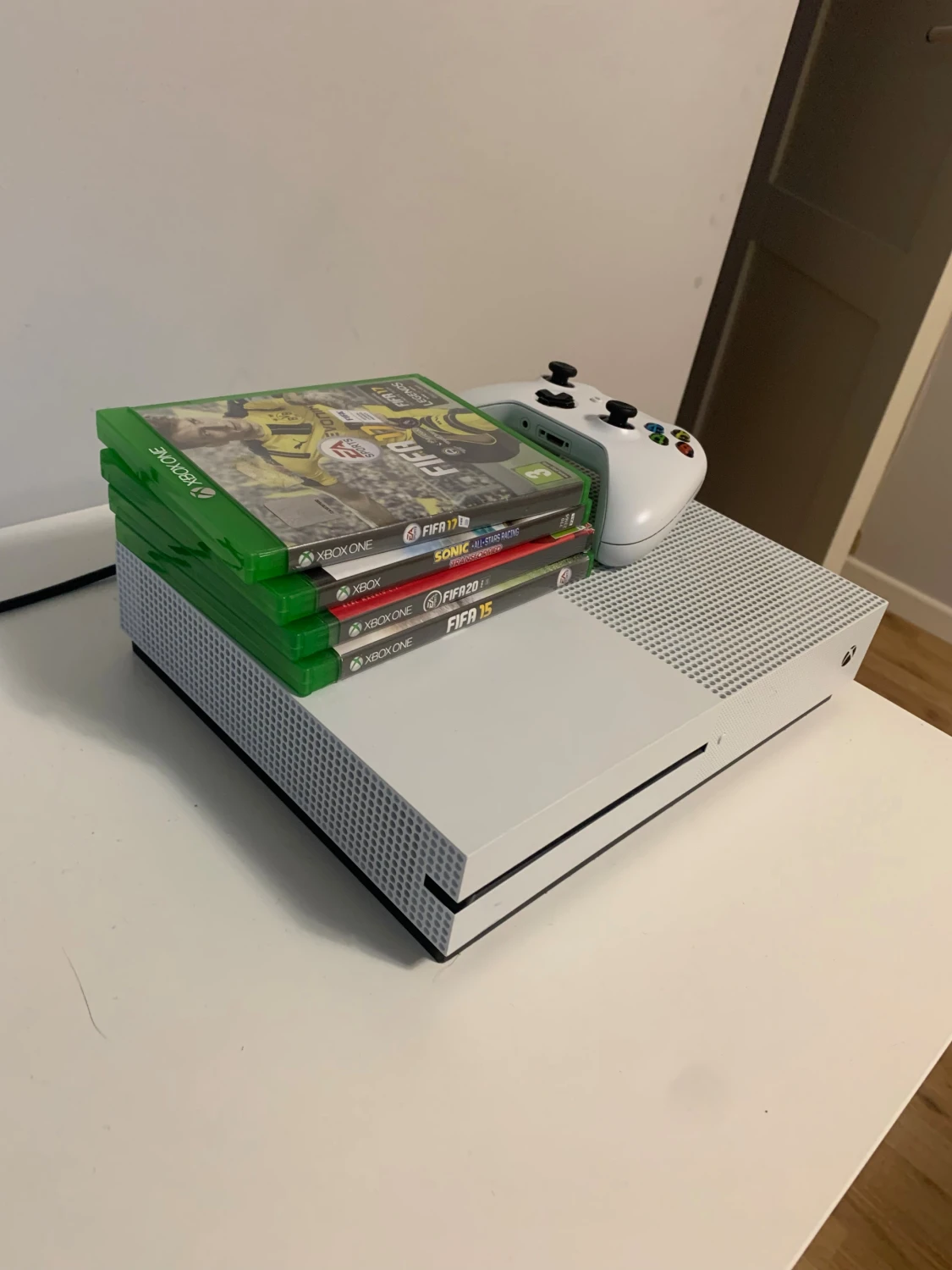 Xbox One S med handkontroll och spel