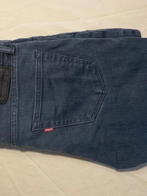 Köp ba jeans☺️ - Raka blåa 511 Levis jeans finns inte så mycket att säga om dom förutom att dom kanske lite små i storleken men man kan ha dom till lite vad som och som vanligt köp dom ba🥰 