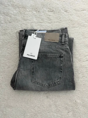 Grå jeans - Jätte fina straight grå jeans med hög midja, säljer då de inte passade mig