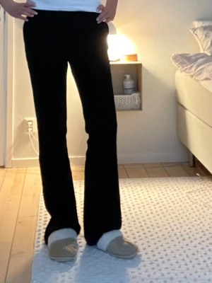 Svarta kostymbyxor från BikBok - Säljer ett par svarta kostymbyxor från BikBok i storlek 40 tall. Modellen har utsvängda ben. Mycket bra skick endast använda ca 2 gånger pga för stora. 💓