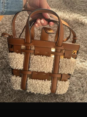 väska, zara - söt väska från zara, säljs inte längre💞