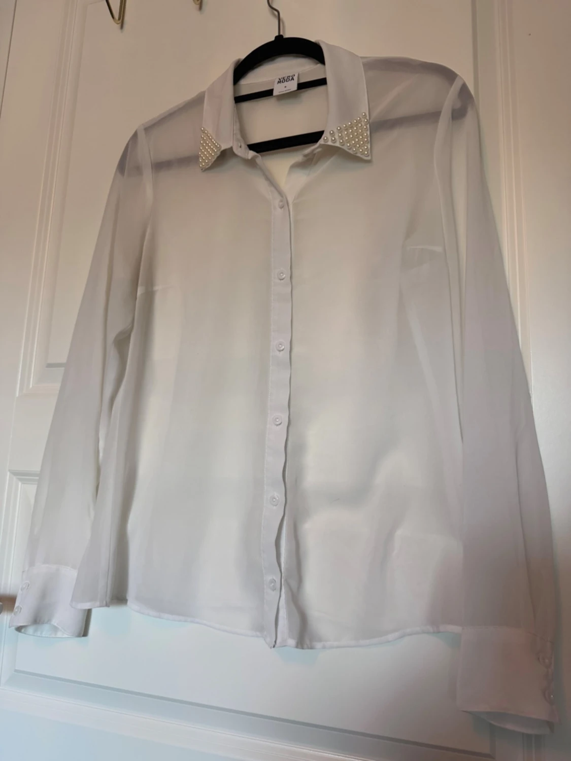 Vit blus med pärlkrage från veromoda  - 1