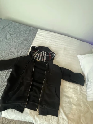 Svart burberry kofta - En fin svart bekväm kofta från burberry, inga skador eller fläckar, mycket bra skick