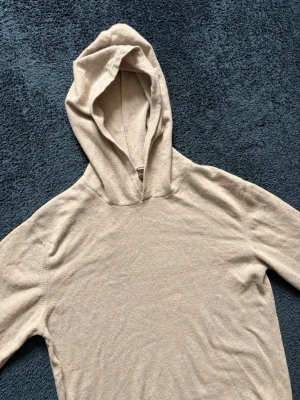 Oscar Jacobson Kashmir hoodie  - Säljer denna snygga Oscar Jacobson kashmirhoodien🙌. Nypris=1999 kr🤝Storlek XS passar S👍,Skick=9,5/10👏 Hör gärna av er vid frågor eller funderingar👍