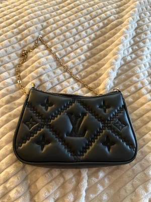 Svart väska  - söt väska, kedjan är lite rostig och några fläckar inne 