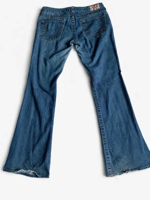 Bootcut True Religion - Low rise Bootcut True Religions, mindre skada längst ner på benen. Mått: Midja 44cm Längd 105cm Benöppning 26,5cm  Kom med bud!🤩