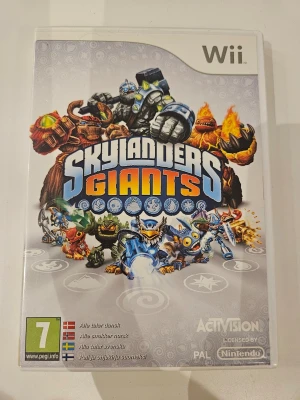 Skylanders Giants till Nintendo Wii - Skylanders Giants är ett actionäventyrsspel till Nintendo Wii där du samlar och spelar med olika Skylanders-figurer. Omslaget är färgglatt med flera karaktärer och spelet är licensierat av Nintendo. Perfekt för dig som gillar fantasy och samlarspel.