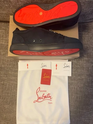 Christian Louboutin blåa sneakers - Helt nya Christian Louboutin skor aldrig använda kommer med box dust bag o lappar 