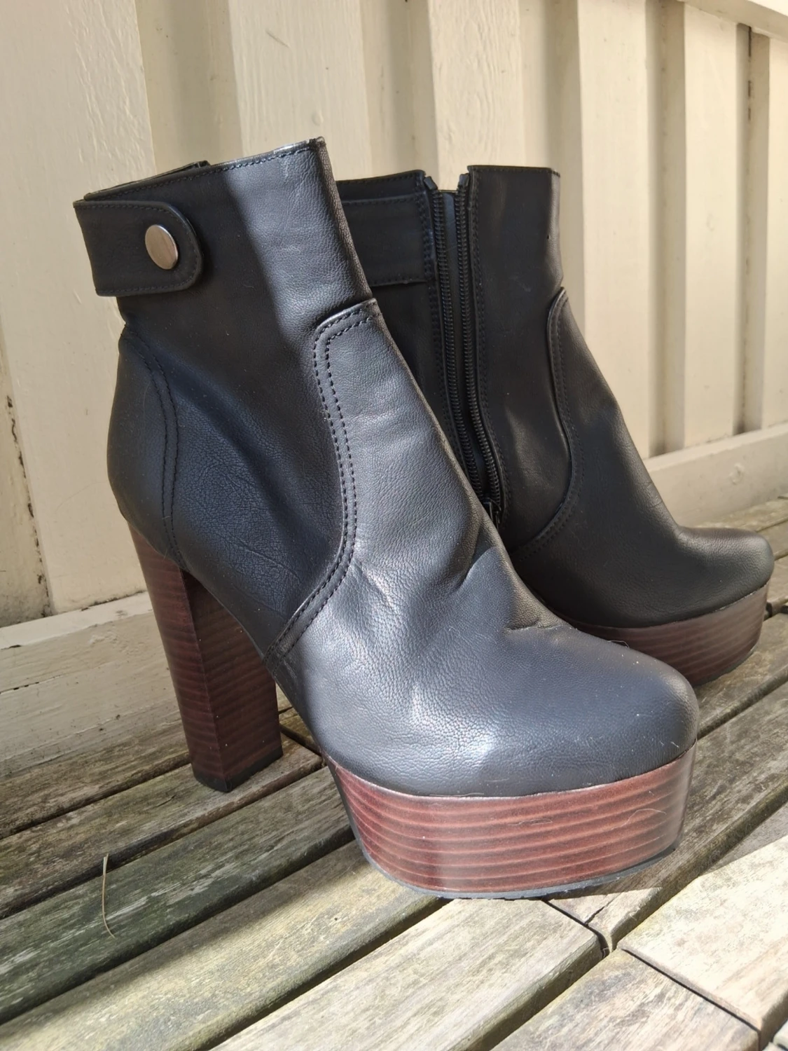 Svarta stövletter med träklack