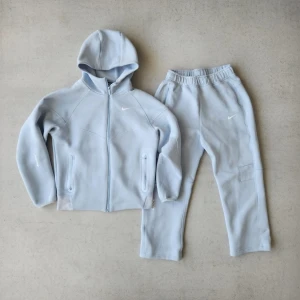 Nike nocta set - Väldigt fint set. Köpt för 1500. Zip tröjan är i väldigt bra skick. Byxorna har några små stygnöppningar och fläckar som jag har försvagat med tvätt. Inget som syns om man inte adaptivt letar. Kolla bilder