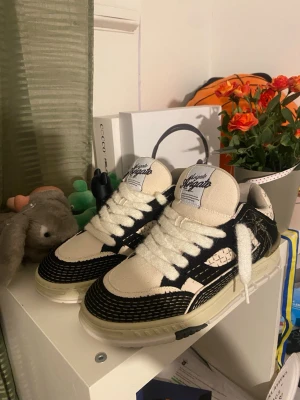 AXEL ARIGATO LO SKOR - Ett par helt splitter nya AXEL ARIGATO skor. Riktigt fräscha och snygga nu till sommaren och passar med allt. Helt nyskick inte använda en ända gång, nypris på 3800, säljer för billigare för att få den sålt lite snabbare. Med storlek 42