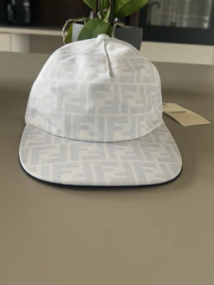 Vit Fendi  - Vit Fendi keps, no size. Hör av dig vid minsta lilla😀