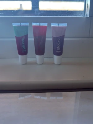 Gleeze Yummy läppglans trio - Säljer tre tuber Gleeze Yummy läppglans i olika färger: en i färgen berry blom, en i caramel coat och en i färgen bubble yum. Ger glansiga och återfuktade läppar med snygg finish. Från Lykos egna märke. 10 ml per lip gloss