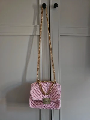 Rosa axelväska med kedja från NH (Noam Hazan) - Superfin väska som jag köpt från influencerm Josefin Svanberg. Ord runt 3500 kr Jag säljer den då jag har för många väskor hemma. Märket Noam Hazan Superfint skick