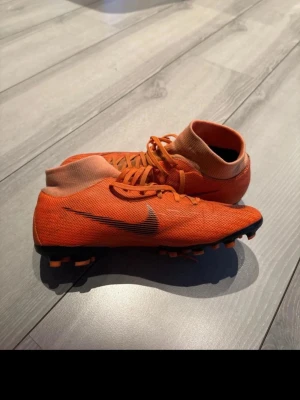 Nike Mercurial Superfly 6  - Säljer dessa riktigt snygga och sällsynta fotbollsskor som dessutom är otroligt sköna. Endast använda 1 träning! Hör av er vid frågor.
