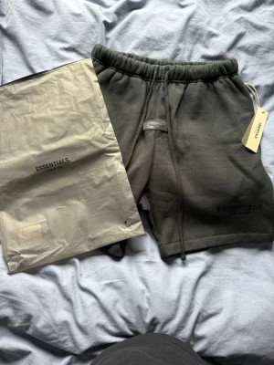 Svarta Essentials Fear of god mjukis shorts - Snygga shorts. Super bekväma och perfekta till sommaren eller gymmet. Storlek S. Oanvända och i utmärkt skick. Skriv gärna vid minsta fundering. Fraktas alltid inom 24h☺️
