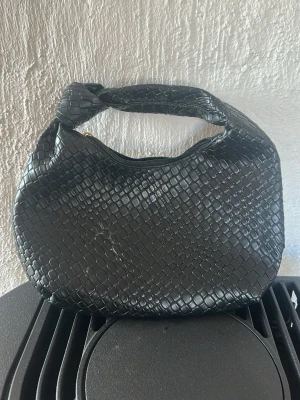 Liten handväska - Liten handväska från Zara i skinnimitation