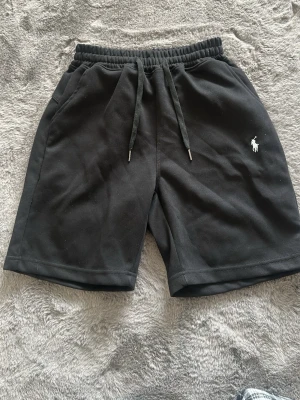 Shorts - Säljer ett par Ralph lauren short i storlek S helt nya.