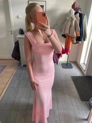 Rosa balklänning -  Obs pris kan diskuteras vid snabb affär!             Måste tyvärr sälja den för att denna fina klänningen för att den inte passar!                                                 Det är mycket stretchigt material och en trendig rosa färg som är såå fin💕 Den är från Cider och är helt ny, men utan prislappar tyvärr!                                  Storlek M men hade kunnat passa S också, Ca 142 cm från topp till längst ner☺️ Passar från allt till Bal och suck fest till andra fest tillfällen🤎