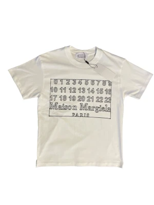 MM6 t-shirt - Säljer denna fina helt oanvända vita tröjan med  MM6 tryck. Tröjan är i storlek S. Perfekt nu inför sommaren! Köpt från Vinted. Hör av er ifall ni har några frågor! ⚜️⭐️⛱️