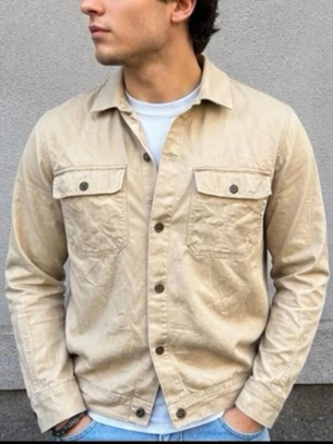 Beige overshirt från Schnayderman's - Stilren beige overshirt från Schnayderman's i mjuk bomull. Klassisk rak passform med två bröstfickoruu med lock och knappar framtill. Perfekt lager-på-lager-plagg med snygga detaljer och avslappnad känsla. Passar till jeans eller chinos. Tröjan är i XS men passar också S. Skriv vid funderingar. Pris kan dirkuteras vid snabb affär. Skickar alltid inom 24h.