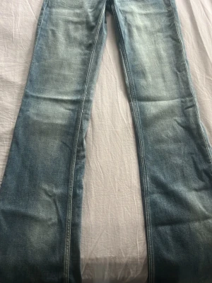 Cheap Monday jeans  - Säljer mina Cheap Monaday lågmidjade jeans som är från Weekday. Färgen heter Cloudy blue .Säljer de pågrund av de aldrig använts. Storleken är 25/32 och passar mig som är 166 cm lång. Hör av dig om du är intresserad💕