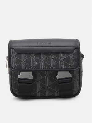 Svart axelremsväska från Lacoste - Snygg svart axelremsväska från Lacoste med geometriskt mönster och präglad logotyp på locket. Väskan har metallspännen, dragkedja och orange innerfoder. Tillverkad i konstläder med justerbar rem och flera fack för smart förvaring.
