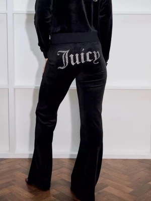 Svarta velourbyxor Juicy Couture - Säljer ett par ikoniska svarta mjukisbyxor från Juicy Couture i mjuk velour. Byxorna har utsvängda ben och texten 'Juicy' i glittriga stenar på baksidan💗