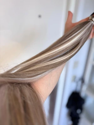 Löshår med snodd  - Köp gäller 1st hårtofs, bildnr 1! Jätte mjukt easy braiding löshår med snodd. Helt ny. Inköpt i Tjeckien och gjord för hand :) Finns i många olika färger. Kan även blandas efter önskemål:) Fäst i eget hår eller flätas in. 