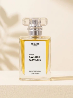 Svensk märke. Cosmos Swedish Summer parfym 30 ml - SWEDISH SUMMER – Extrait de Parfum (Helt ny) Pris: 199 kr (ord pris 599kr)  Svensk premiumparfym i högsta koncentration (Extrait de Parfum) – ger en mer intensiv och långvarig doft än vanliga parfymer.  Fräsch, elegant unisexdoft inspirerad av skandinavisk sommar: fruktiga toppnoter, blommig hjärta, mjuk ros och ren myskig bas.  30 ml Helt ny / oöppnad Tillverkad i Sverige Unisex Levereras i Cosmos Sweden box  Lyxig till ett riktigt bra pris.