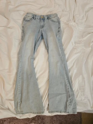 Ljusblå bootcut jeans - Säljer ett par ljusblå bootcut jeans från Lindex i storlek 152. Använda några gånger men i mycket bra skick. 