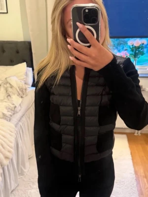 Moncler cardigan  - Snygg och trendig cardigan med quiltad framsida och stickade armar. Storlek S, passar xs/s dam Inköpt på vinted med tilläggstjänsten äkthetsverifikation, qr-kod finns även. I Mycket gott skick!