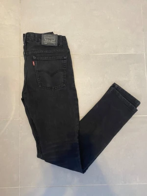 Levis jeans svarta 510  - Hej säljer ett par levis jeans i modellen 510 dom är i en svart färg och storlek är 16år skulle säga passar ca 170-175cm dom är i bra skick! 