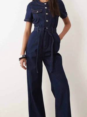 Mörkblå denim jumpsuit  - Oanvänd. Mörkblå denim jumpsuit från ASOS.